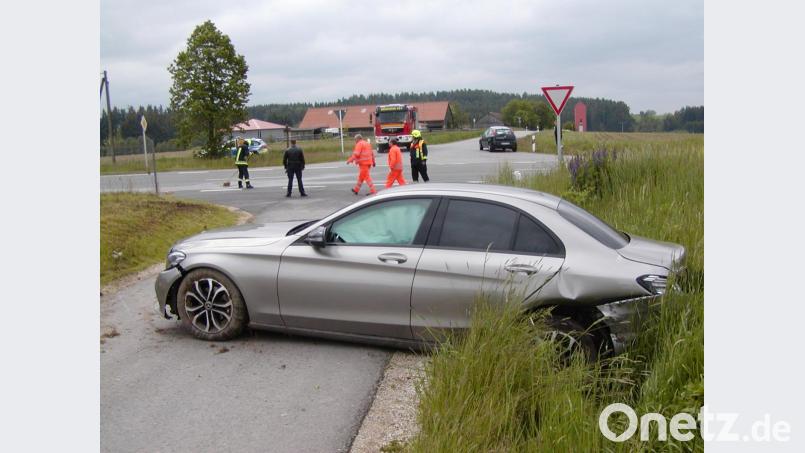 Der Fahrerin dieses Mercedes passierte ein verhängnisvolles Malheur beim Abbiegen. Bild: tok