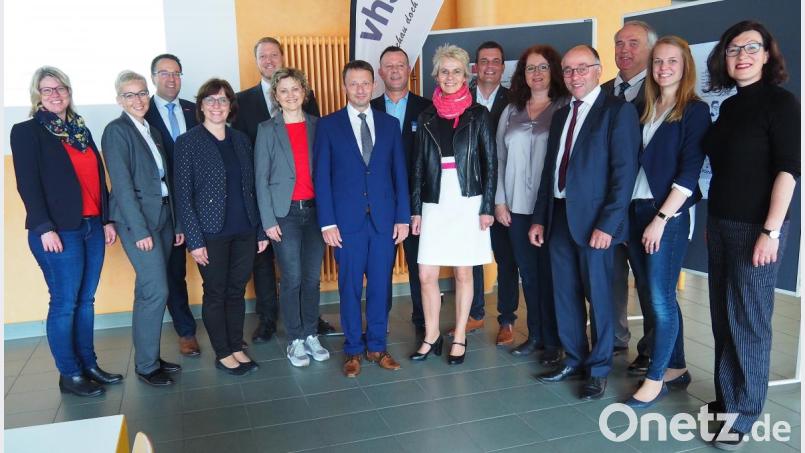 Alle sind zusammengekommen, um das neue Bundesprogramm Jobstarter plus zu präsentieren, darunter für die HWK Niederbayern-Oberpfalz Bereichsleiter Andreas Keller (Dritter von links), IHK-Gremiumsgeschäftsführer Florian Rieder (Zehnter von links), VHS-Geschäftsführer Stefan Frischholz (Achter von links) und Bürgermeister Jens Meyer (Siebter von links). Bild: Bühner