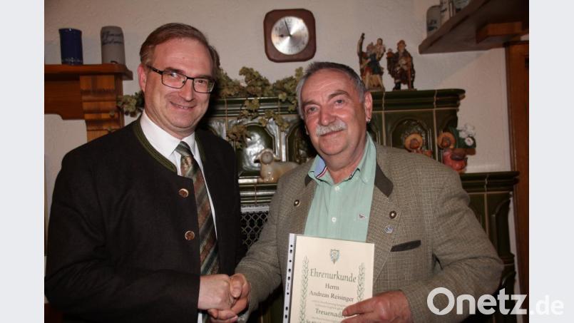 Für 40-jährige Treue und seinen Einsatz in der Kreisgruppe ist Andreas Reisinger (rechts) durch Vorsitzenden Alexander Flierl ausgezeichnet worden. Bild: frd