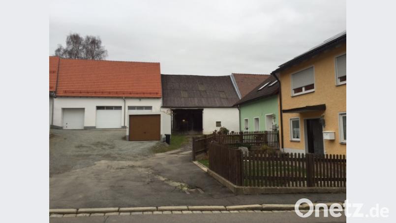 Bucklig, trist und mit aufgerissenen Teerstellen präsentierten sich die Hinterhöfe. Bild: dob