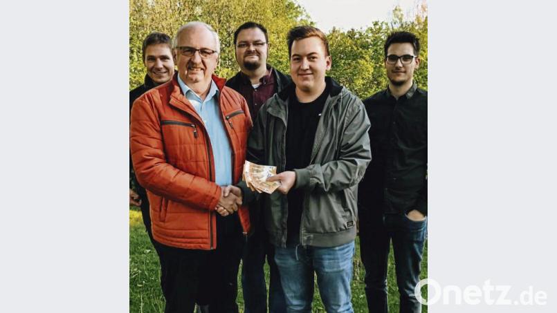 Bei strahlendem Sonnenschein übergab Maximilian Wagner von der JU Neusorg (vorne, rechts) 300 Euro an Herbert Putzer (links) von der Kinderkrebshilfe. Bild: fsa