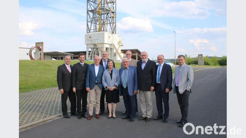 Das Ende einer Ära feierten die Mitglieder von Stiftung und Förderverein: Von Rechts: Karl-Heinz Budnik (Kuratorium), stellvertretender Landrat Albert Nickl, Georg Stahl (scheidender Vorsitzender des Fördervereins), Gert Wölfel (vorne, scheidender Vorstand der Stiftung), wissenschaftlicher Leiter der KTB, Frank Holzförster, zukünftiger Vorstand Christine von Seckendorff, Weidens Bürgermeister Lothar Höher, scheidendes Mitglied des Kuratoriums Claus Chur, neuer Vorsitzender des Fördervereins, Stephan Oetzinger, sowie das Mitglied des Kuratoriums, Josef Pflaum. Bild: sne