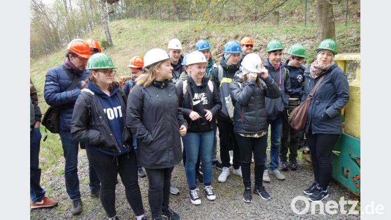 Sicher ist sicher. Mit einem Bauarbeiterhelm auf dem Kopf erkunden die Schüler die Bergbaustollen in Jáchymov, in denen früher Häftlinge Zwangsarbeit leisten müssen. Bild: Tanja Fichtner