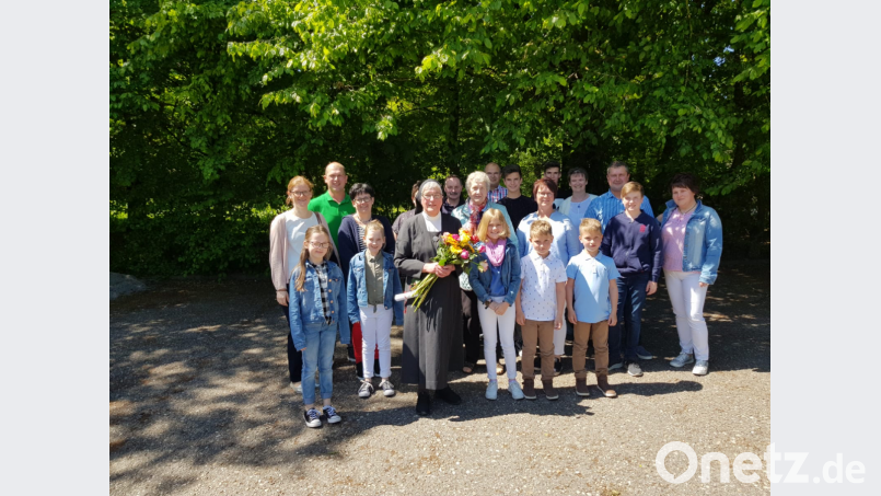 Die Jubilarin Schwester Maurita mit Blumen, ihre Schwägerin Erna Rieder (rechts daneben) mit deren Kindern, Schwiegerkindern und Enkel, die ihrer Tante Resi einen einmaligen Geburtstag ausrichteten. Bild: sl
