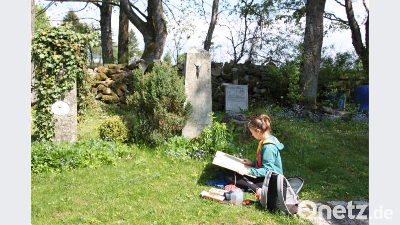 Jana aus Stribro malt den Grabstein von Pfarrer Bayer, der als letzter Bewohner 1948 in Paulusbrunn bestattet wurde. Bild: cr