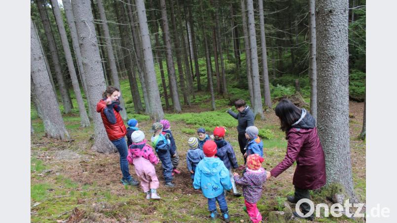 Die Betreuerinnen singen gemeinsam mit den Kindern. Bild: Susanne Forster