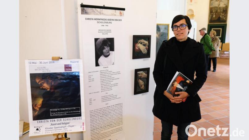 In einem ergänzenden Vortrag zur aktuellen Bilderausstellung von Werken der Gräfin Christa von der Schulenburg erläutert Nicole Richwald (unser Bild) von der Baensch-Galerie Bayreuth im Kloster Speinshart das Leben und Schaffen einer vermeintlich &quot;vergessenen Künstlerin&quot;. Bild: do