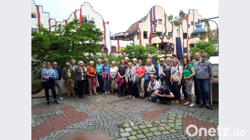 Spektakuläre Kontraste offenbaren sich der VHS-Reisegruppe in Plochingen. Nach dem Bestaunen der mittelalterlichen Fachwerkbauten geht es zur wenige hundert Meter entfernten Hundertwasser-Anlage &quot;Wohnen unterm Regenturm&quot;. Bild: do