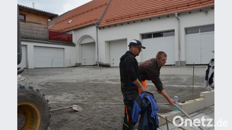 Im Vorher- und Nachher-Vergleich ist eine deutliche Aufwertung der Hinterhöfe, angrenzend an die Lange Gasse, festzustellen. In der nächsten Woche sollen die Arbeiten abgeschlossen sein, versicherte Vorarbeiter Andreas Völkl (rechts), der mit seinen Kollegen fleißig anpackt. Bild: dob