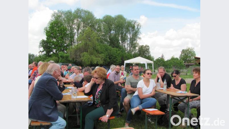 Zum Gottesdienst im Freien sind bei der Fahrradsternfahrt die Mitglieder von neun weiteren evangelischen Kirchengemeinden nach Mantel gekommen um gemeinsam Gottesdienst zu feiern und um eine gemütliche Zeit beim Mittagessen und Kaffeetrinken zu verbringen. Bild: sei