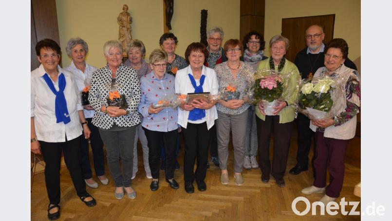 Langjährige Mitglieder ehrte der Katholische Frauenbund Mitterteich aus, zudem wurden langjährige Sängerinnen verabschiedet. Im Bild (von links) Vorsitzende Stilla Schuller, Angela Landstorfer, Renate Neumüller, Herma Laumer, Sieglinde Triebe, Margit Hecht, Rita Thoma, Gisela Hartwich, Maria Triebe, Bezirksvorsitzende Monika Sommer, Ursula Thoma, Stadtpfarrer Anton Witt und Else Wiendl. Bild: jr