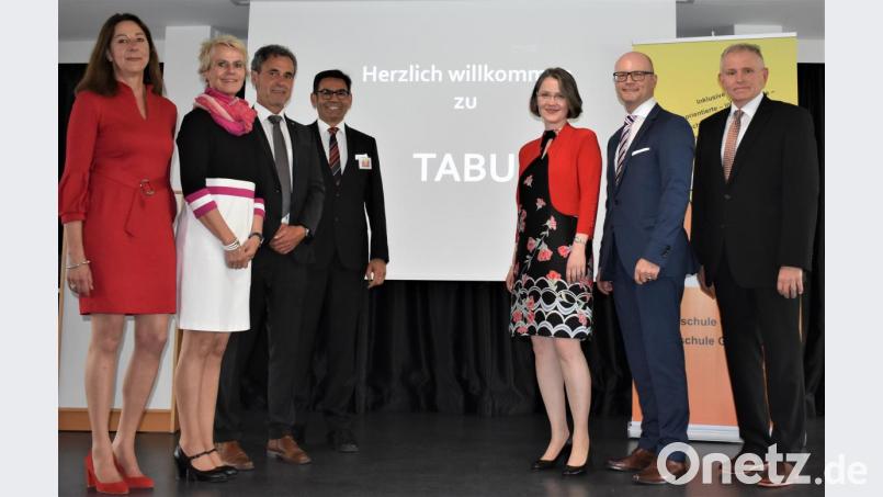 Am Digitalen Schulentwicklungstag in Grafenwöhr nehmen (von links) Schulamtsdirektorin Elisabeth Junkawitsch, Schulamtsdirektorin Christine Söllner (Fachliche Leitung Schulamt Neustadt) , Schulamtsdirektor Rudolf Kunz (Fachliche Leitung Schulamt Tirschenreuth), Rektor Thomas Schmidt, (Grafenwöhr), Schulrätin Martina Puff (Schulamt Tirschenreuth), Abteilungsdirektor Thomas Unger (Regierung Oberpfalz) und leitender Regierungsschuldirektor Johann Hilburger teil. Bild: rgr