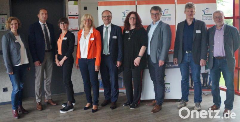 Schulleiterin Irene Träxler (Vierte von links), Projektleiterin Christine Schießl (Vierte von rechts) und Bürgermeister Martin Birner hießen die Vertreter der Stiftung Bildungspakt Bayern sowie Schulrat Jürgen Bomertl (Zweiter von links) an der Mittelschule willkommen. Lehrer Johann Graßl (rechts) stellte die „Digitale Schule“ vor. Bild: weu