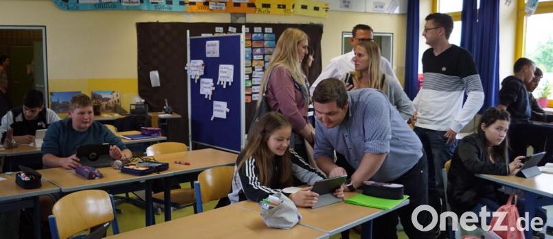 Mit dem Modellversuch &quot;Taff&quot; rückte die Mittelschule in den Fokus von Lehrkräften aus ganz Bayern. Beim Besuch Im Deutschunterricht stellen die Schüler ein digitales Lesetagebuch her. Bild: weu