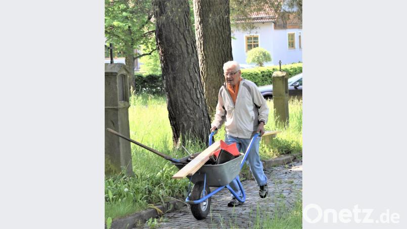 Anton Wittmann beseitigt die Stolperfallen rund um die Kapelle. Bild: rgr