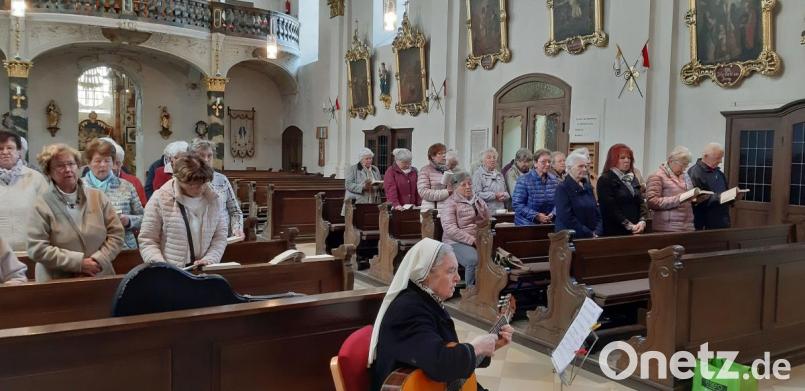 Schwester Rosalinda begleitet den Gesang der Senioren. Bild: hos