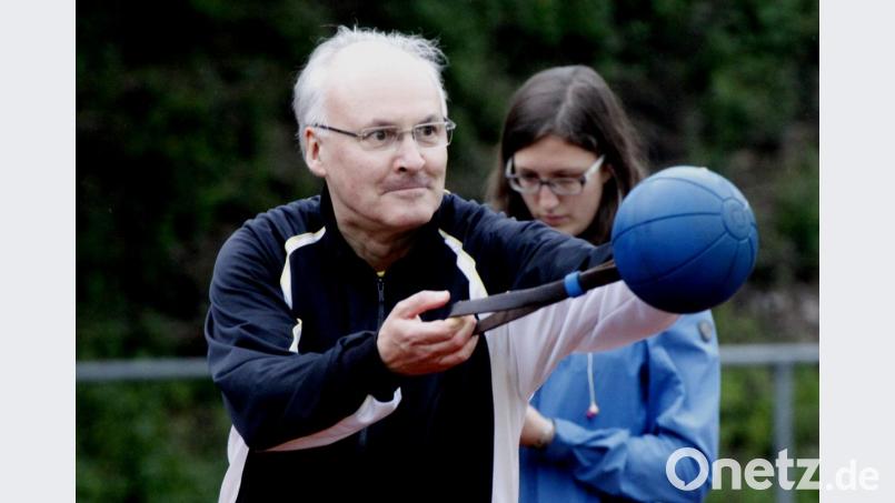 Bischof Rudolf Voderholzer nimmt Maß und schleudert den Ball über 27 Meter hinaus. Bild: Hirsch
