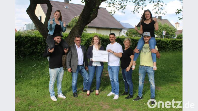Ganze 2000 Eure erstrampeln die Unterstützer der Narrhalla Weiden, die Christian Würdinger (Vierter von rechts.) von Angela Schecklmann-Braunreuther (Zweite von links) und Karl Schecklmann (Dritter von links) von der Zürich Versicherung in Empfang nimmt. Bild: sne
