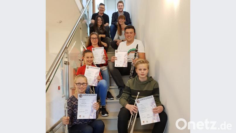 Die Vorsitzenden des Vereins Blaskapelle Teunz, Tobias Schmid, Daniela Juraske (rechts) und Stellvertreterin Ramona Götz lobten den Probenfleiß und überreichten die Urkunden an die Nachwuchsmusikanten. Ausbilder Stefan Karl (oben links) war stolz über das gute Abschneiden. Bild: Daniela Juraske