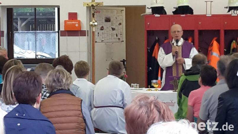 Das Feuerwehrhaus wird zum Gotteshaus umfunktioniert. Den Gottesdienst zelebriert Ruhestandspfarrer Wolfgang Traßl. Bild: mng