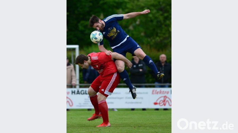 Pfreimds Torjäger Bastian Lobinger (links) hatte gegen die robuste Bacher Defensive einem schweren Stand. Bild: ham