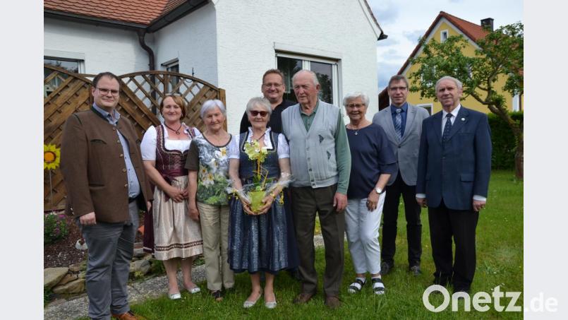 Maria Rappl (mit Orchidee) konnte ihren 80. Geburtstag feiern. Dazu gratulierten ihr Mann Hans und Sohn Wolfgang (Vierter und Fünfter von rechts) sowie Enkel Stefan, Tochter Christine, Schwester Erna, Schwester Cilly, Bürgermeister Hermann Ach und Pfarrer Josef Most (von links). Bild: gi