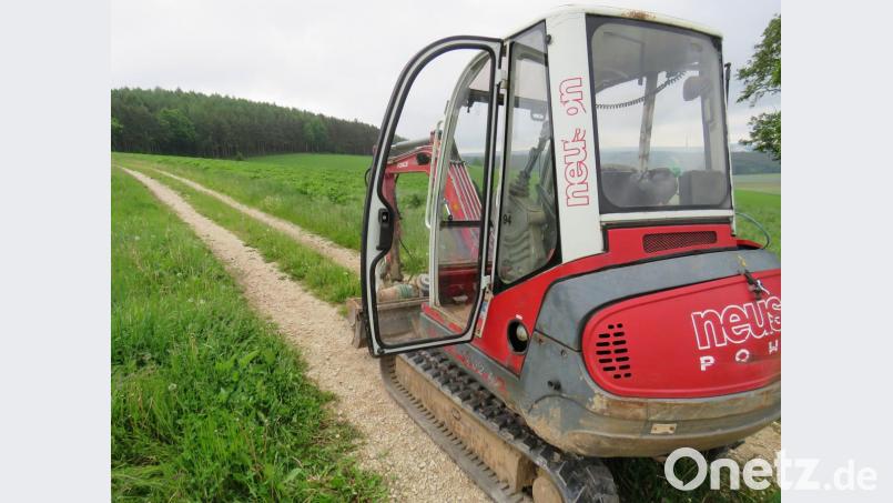 Ein Mini-Bagger ist von einem Lagerplatz an der Straße zwischen Ehenfeld und Kindlas von Unbekannten gestohlen worden. Bild: Polizei Amberg