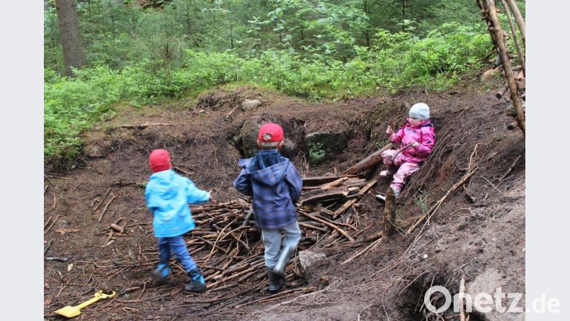 Fleißig werden Äste an die Feuerstelle herangetragen. Bild: Susanne Forster