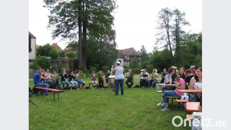 Die Vereinigten Posaunenchöre aus Mantel und Umgebung unter Leitung von Veronika Weber gestalten den Gottesdienst. Bild: sei