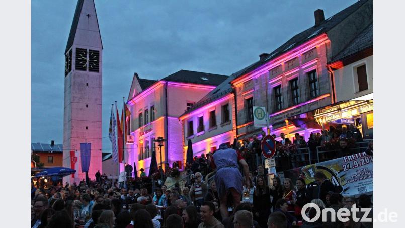 In den vergangenen Jahren war das Kirchenthumbacher Bürgerfest immer ein Publikumsmagnet. Diesmal wird die Band „Rotzlöffl“ mit "Boarisch Rock" am Marktplatz aufspielen. Zahlreiche Vereine werden sich um die Unterhaltung und das leibliche Wohl der Besucher kümmern. Bild: jma