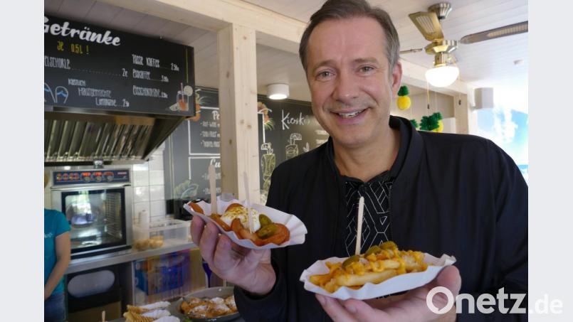 Sterne-Koch Alexander Herrmann steht mit Pommesschalen im einem Freibadkiosk. Foto: Gert-Dieter Meier/AHa-Effekt Bild: Gert-Dieter Meier