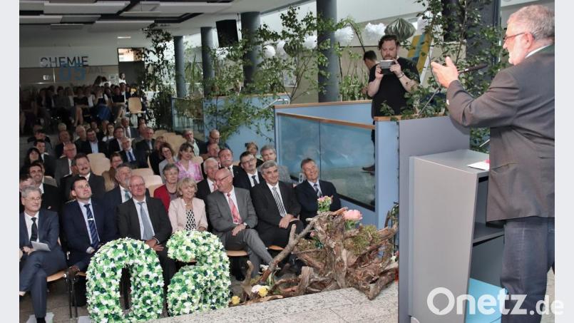 Bürgermeister Armin Schärtl brachte die Zuhörer zum Schmunzeln, indem er Anekdoten aus seiner Schulzeit an der Naabtal-Realschule zum besten gab. Bild: Thomas Dobler