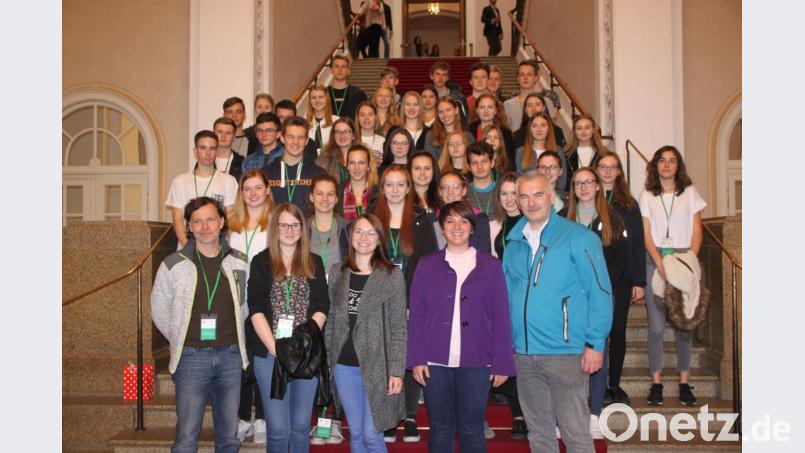 Gruppenbild der Klassen 10 b und 10c auf der großen Prunktreppe des Maximilianeums mit MdL Anna Toman (Mitte) und den Begleitlehrkräften Stefan Heldwein (links) und Uli Roth (rechts). Bild: exb