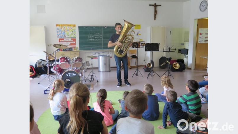Patrick Oroudji zeigt den Grundschülern, wie er auf der „dicken“ Basstuba auch Melodien spielen kann. Bild: jzk