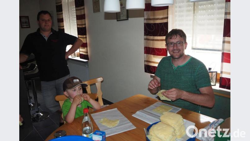Einiges Organisieren und Vorbereiten für den Vatertag müssen Feuerwehrvorsitzender Jürgen Bösl und Stellvertreter Stefan Schönberger (von rechts) mit ihrem Team. Beim Käse-Portionieren wurde Bösl von seinem Sohn Florian als Vorkoster bestens untersützt. Bild: gz