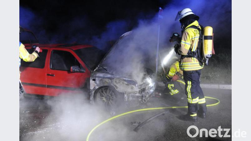 Ein VW Golf ist am Dienstagabend auf der B85 bei Schäflohe völlig ausgebrannt. Bild: gfr