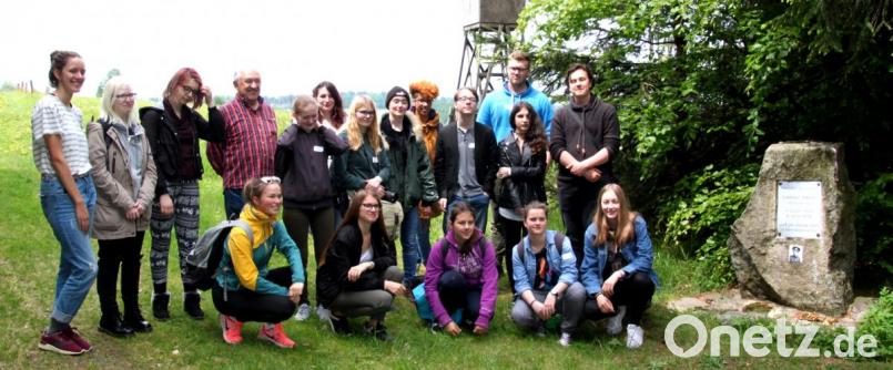 Die Schüler besichtigen mit Rudolf Tomsu das Denkmal für den erschossenen Offizier Ladislav Mraz. Bild: cr
