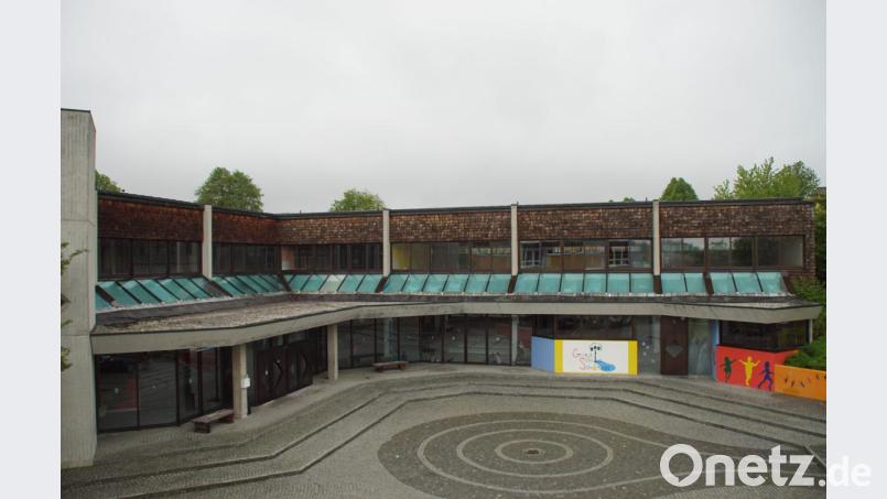 Die ehemalige Hauptschule in Schönsee wurde 1974/75 errichtet. Bei der Sanierung des künftigen "Bürgerhauses" soll der 70er-Jahre-Charme der Fassade mit Schindeln und großen Glasfronten erhalten.bleiben. Bild: mmj