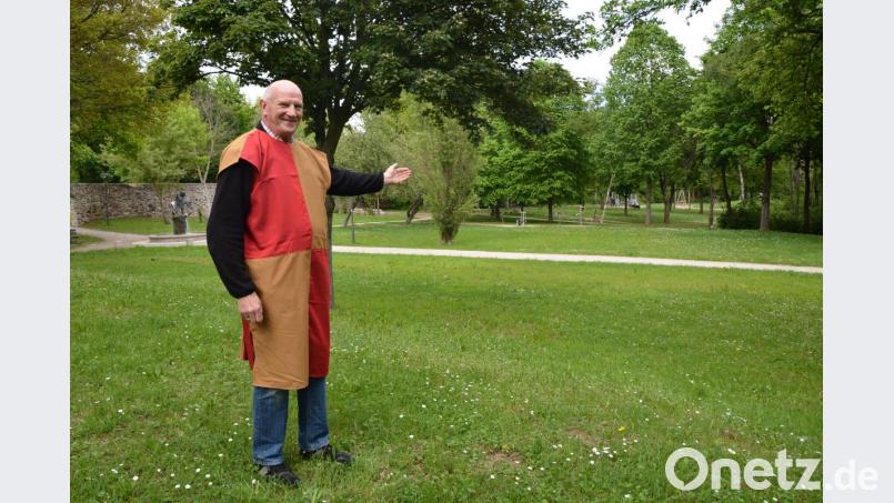 Schützenmeister Alfred Koch, schon in seinem mittelalterlichen Kostüm, weist auf des Gelände des Stadtparks Schwanenwiese, wo am Samstag und Sonntag mit einem Mittelalterfest der 500. Geburtstag der Königlich-privilegierten Schützengesellschaft Waldsassen gefeiert wird. Bild: jr