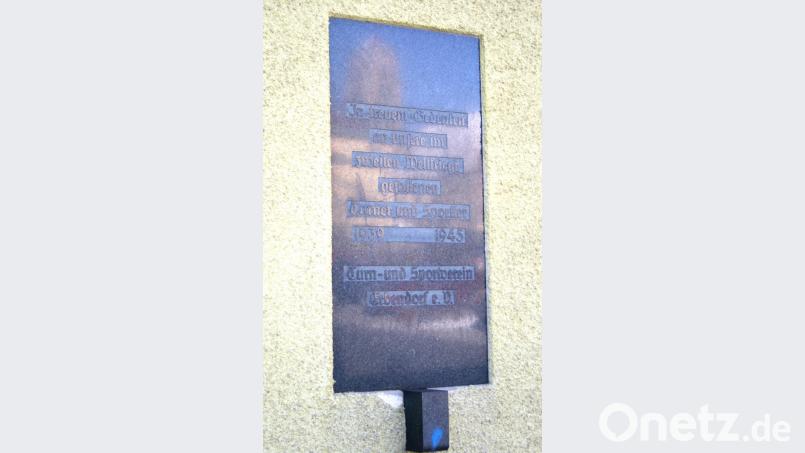 An der alten Stadthalle erinnerten zwei Gedenktafel an die gefallenen Turner. Bild: njn