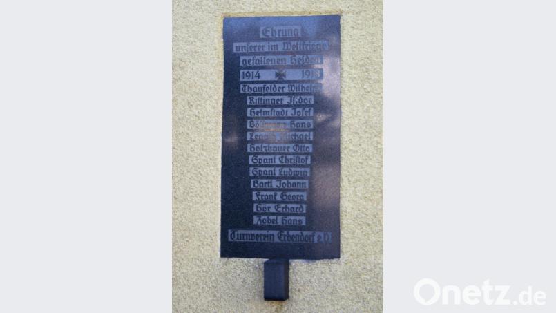 An der alten Stadthalle erinnerten zwei Gedenktafel an die gefallenen Turner. Bild: njn