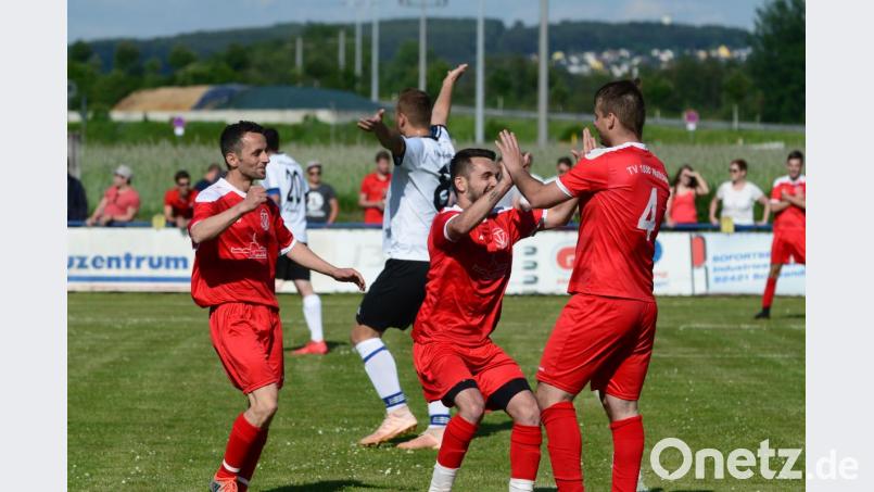 Nabburger Jubel über das vorentscheidende 2:0: Ilias Karkasinas (von links) und Nikolaos Rizos beglückwünschen Vorlagengeber Vaclav Sklenar. Jan-Luca-Hartig (nicht im Bild) hatte vollstreckt. Bild: ham