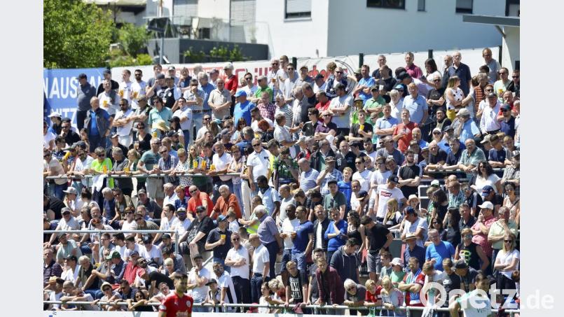 1640 zahlende Zuschauer bildeten dem ersten Relegationsspiel um einen Platz in der Regionalliga bei herrlichem Fußballwetter am Vatertag eine prächtige Kulisse. Bild: Hubert Ziegler