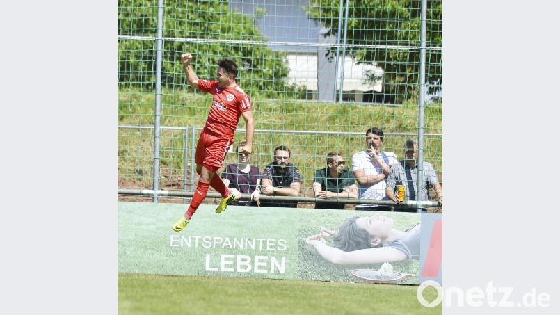 Der Rosenheimer Siegtorschütze Danijel Majdancevic feiert sein Tor mit einem Luftsprung. Bild: Hubert Ziegler