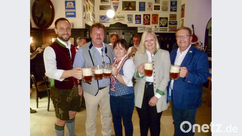 Ein Prosit auf eine schöne, erfolgreiche Pfingstdult (von links): Bräu Franz Kummert, das neue Festwirts-Ehepaar Reinhard und Anita Gschrey, ACC-Geschäftsführerin Petra Strobl und Bürgermeister Martin Preuß. Bild: usc
