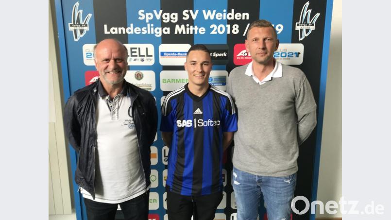 Teammanager Hannes Beer (links) und Trainer Andreas Scheler freuen sch über die Verpflichtung von Vincent Schweiger. Bild: exb