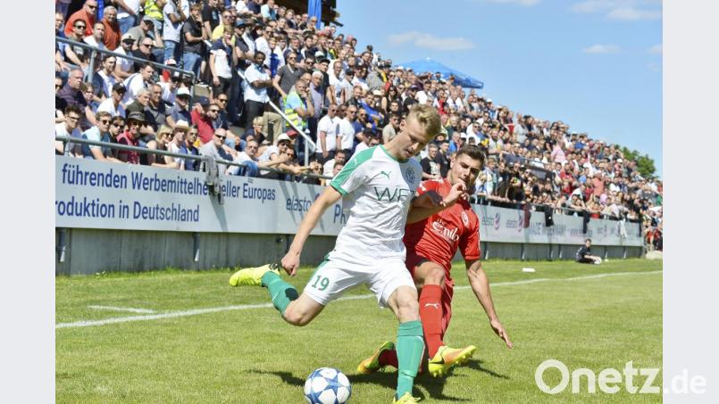 Der in der 69. Minute für Kapitän Timo Kohler eingewechselte junge Gebenbacher Offensivspieler Fabio Pirner (links) flankt vor dem Rosenheimer Linksverteidiger Korbinian Linner nach innen. Bild: Hubert Ziegler