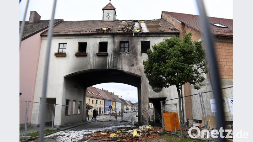 Bild: Hartl
Ein Mann ist in Hahnbach in seinem Auto verbrannt. Er war mit seinem Wagen gegen das Obere Tor gestoßen, das Auto ging sofort in Flammen auf. Weil das Gebäude beschädigt wurde, ist die B14 derzeit gesperrt. Bild: Petra Hartl