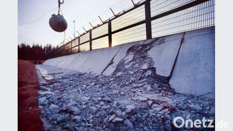 Im Frühjahr 1989 zerstörten Abrissbirnen den Bauzaun der geplanten Wiederaufarbeitungsanlage Wackersdorf. Bild: Gerhard Götz