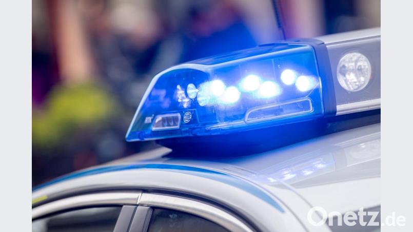 Blaulicht leuchtet auf dem Dach eines Polizeiwagens. Foto: Lino Mirgeler/Archivbild Bild: Lino Mirgeler